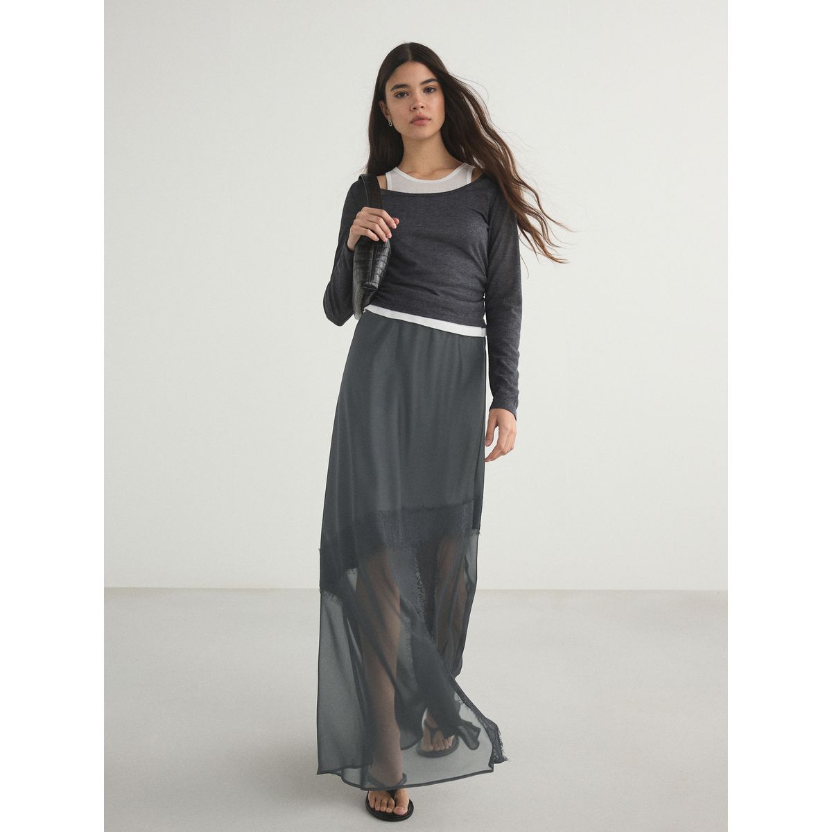 Jupe mi-longue en satin et mesh à dentelle gris, NEXT
