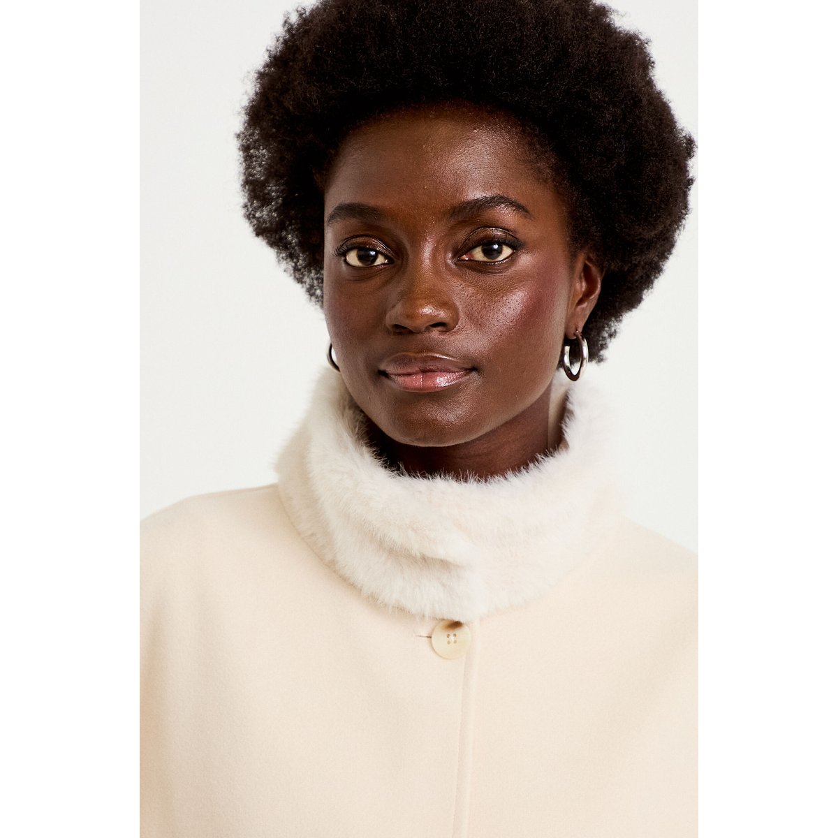 Poncho ivoire, CACHE CACHE