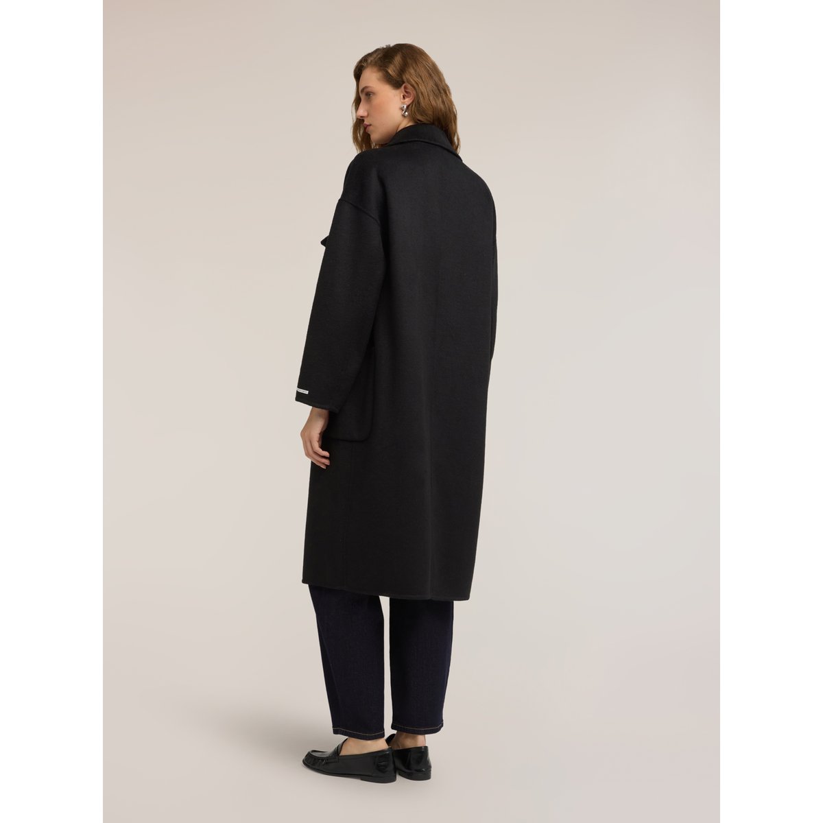 Manteau croisé noir, MOTIVI