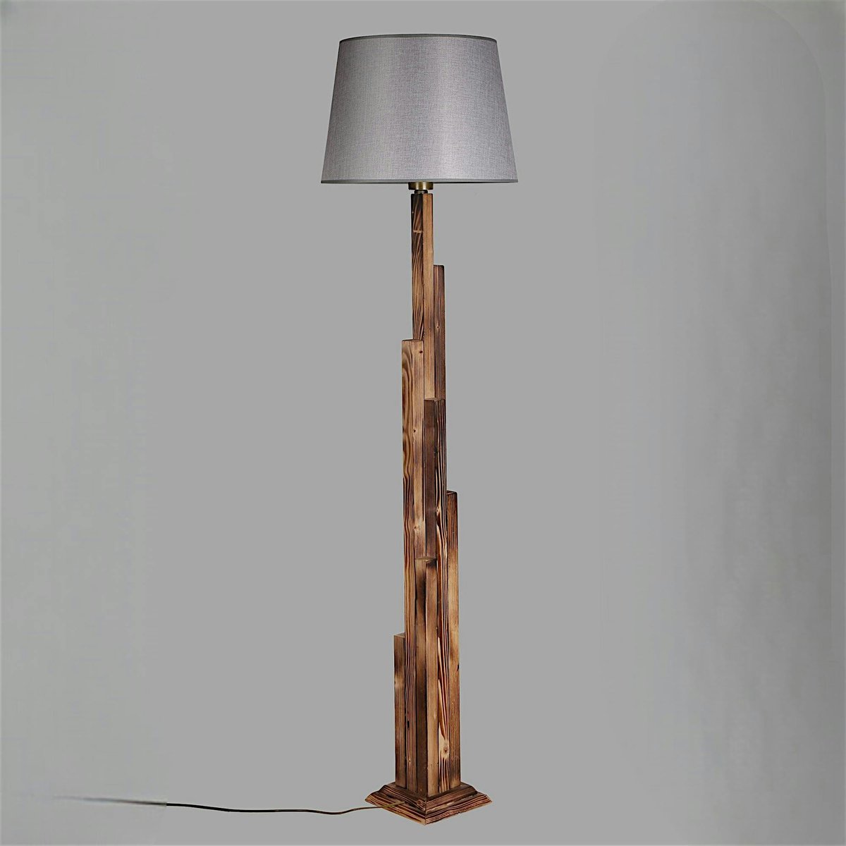 Lampadaire de salon en bois sculpté ANZIO gris, PIER IMPORT