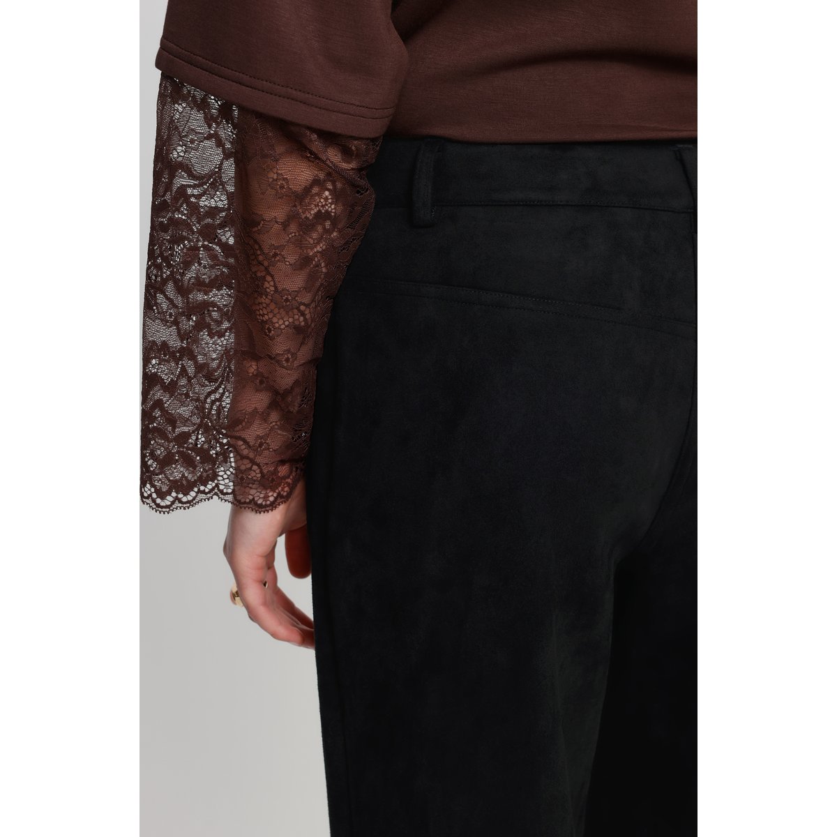 Pantalon coupe droite, finition douce effet suède noir, ICHI