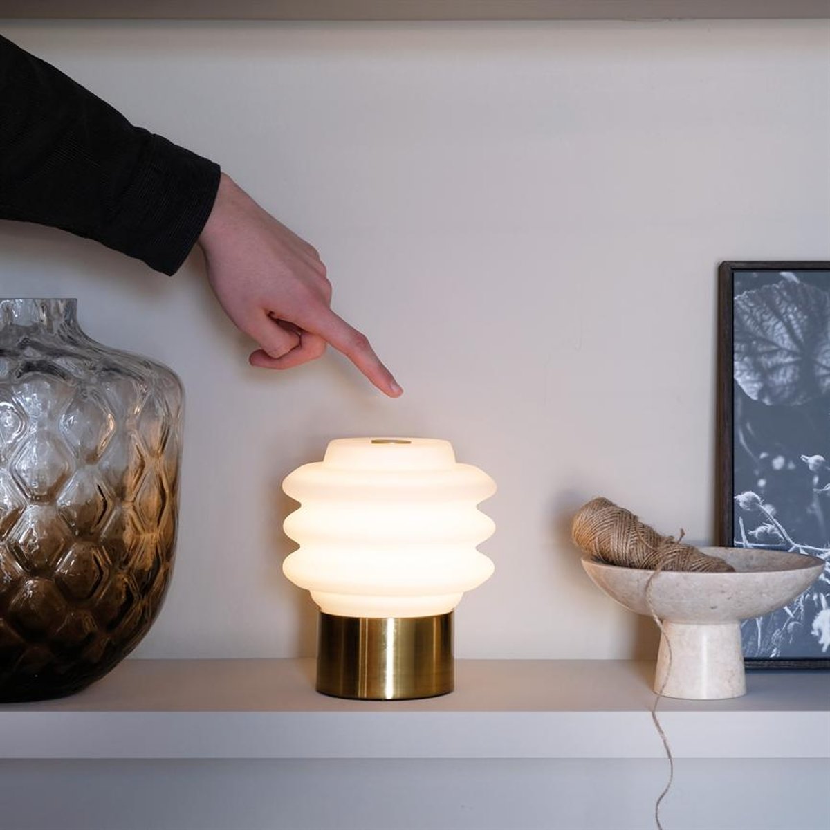 Lampe à poser LED verre opale DIVA laiton, DYBERG LARSEN