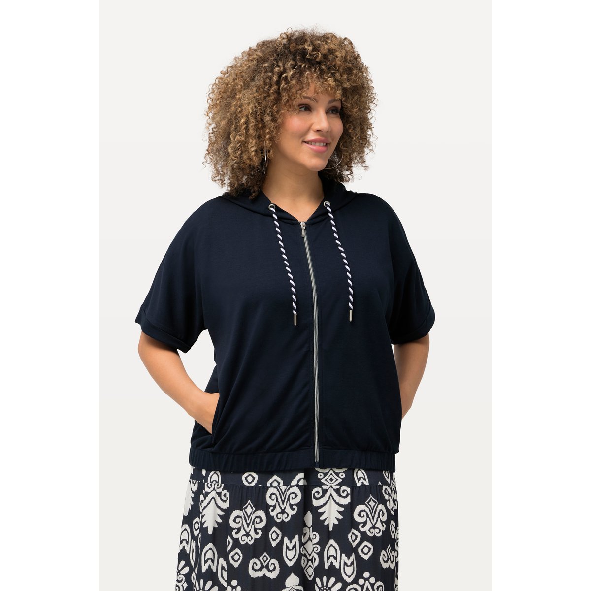 Veste à capuche oversize. Base élastique marine, ULLA POPKEN