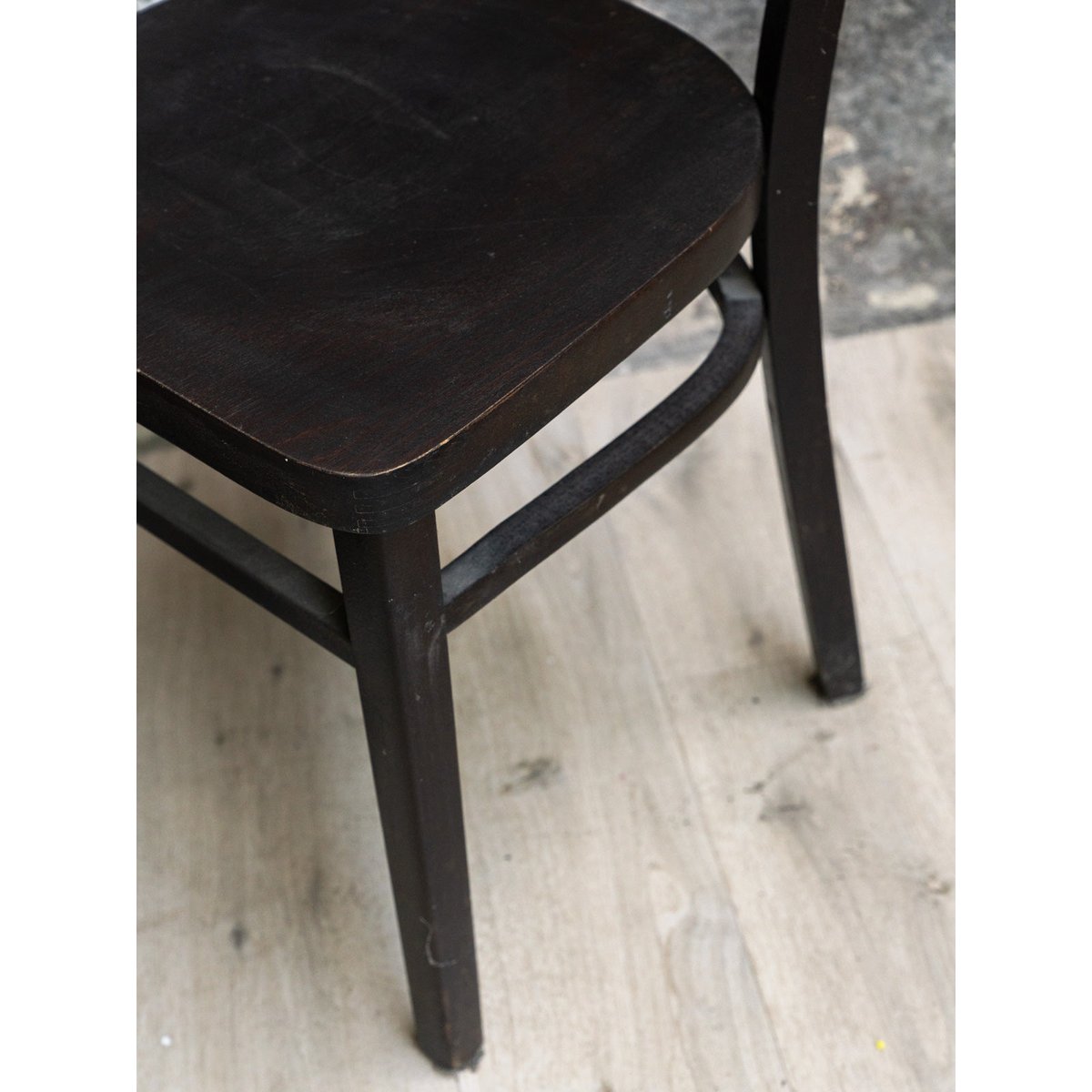 Paire de chaises en bois Claude N°1261 - Bon état bois foncé, DEBONGOUT