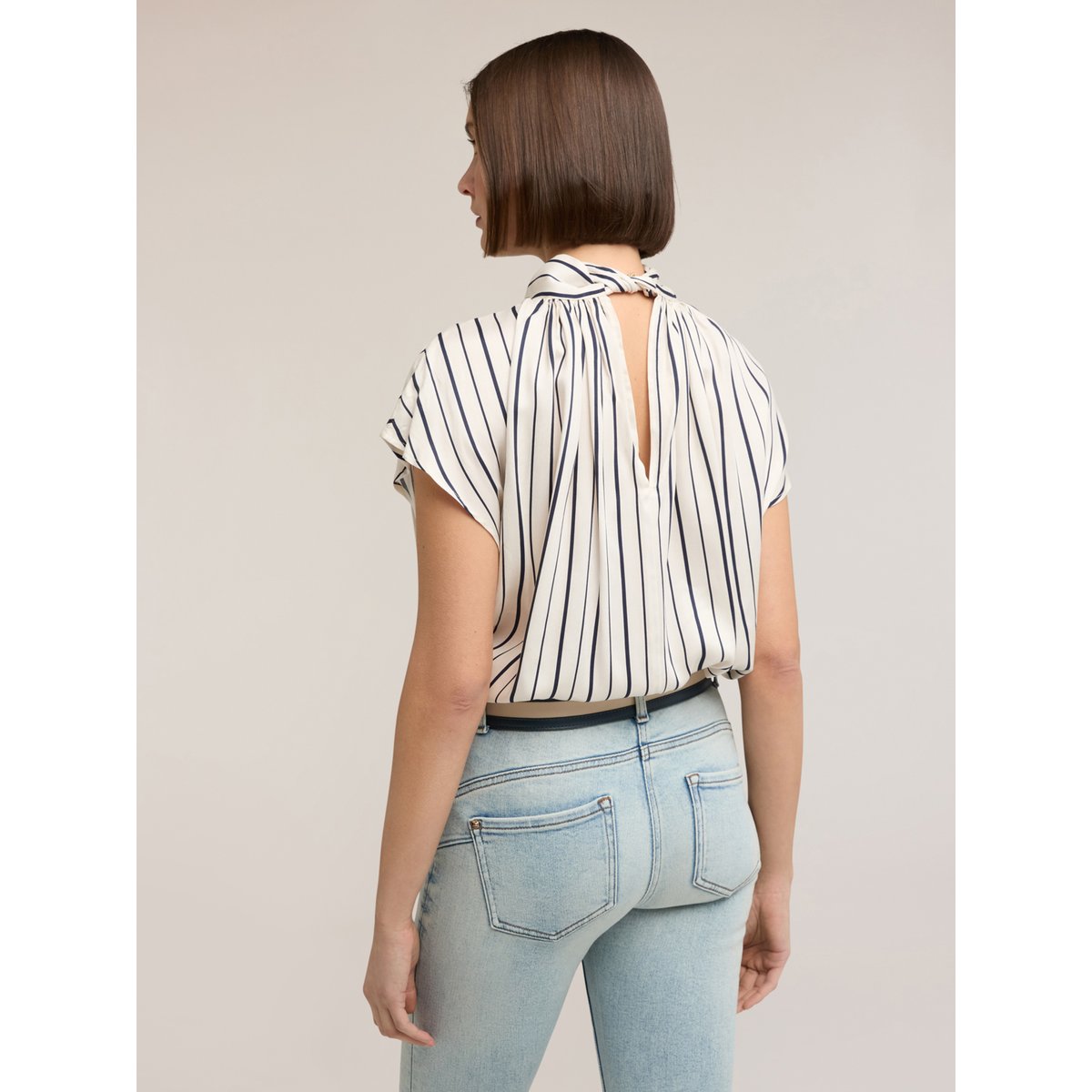 Chemisier oversize rayé avec nœud au dos blanc, MOTIVI