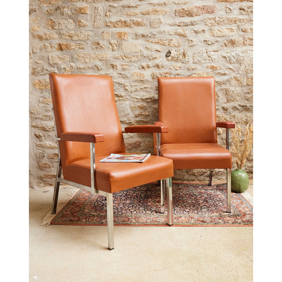 Paire de fauteuils en skaï Jakob N°1188 - Bon état marron, DEBONGOUT