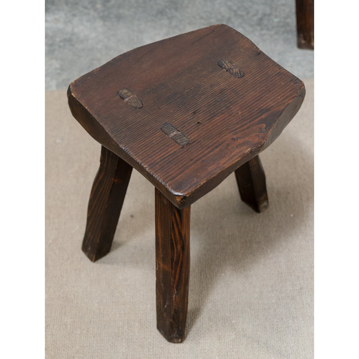 Table brutaliste et ses cinq tabourets Ange N°25 - Bon état bois foncé, DEBONGOUT