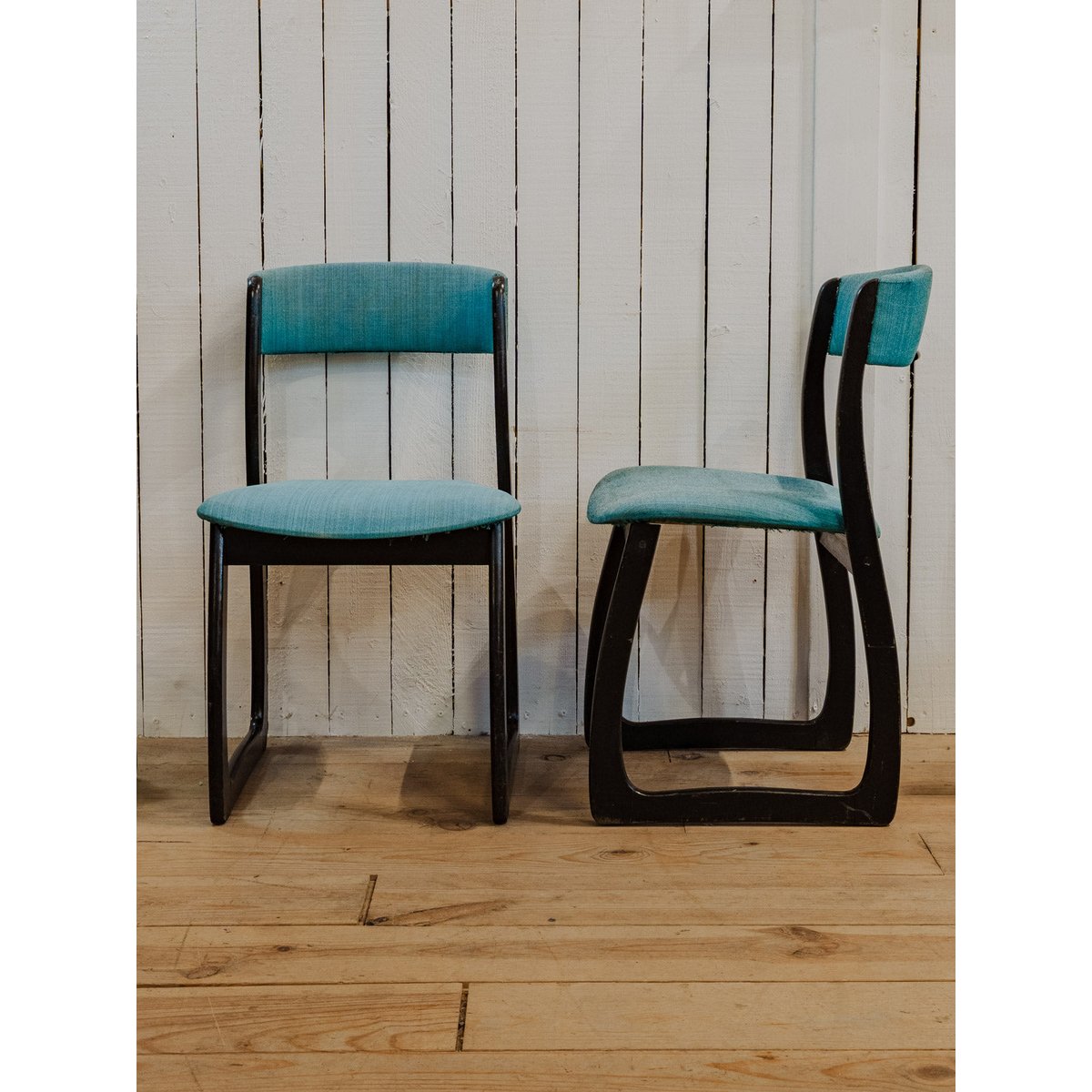 Paire de chaises en bois et tissu Alma N°1693 - Bon état bleu clair, DEBONGOUT