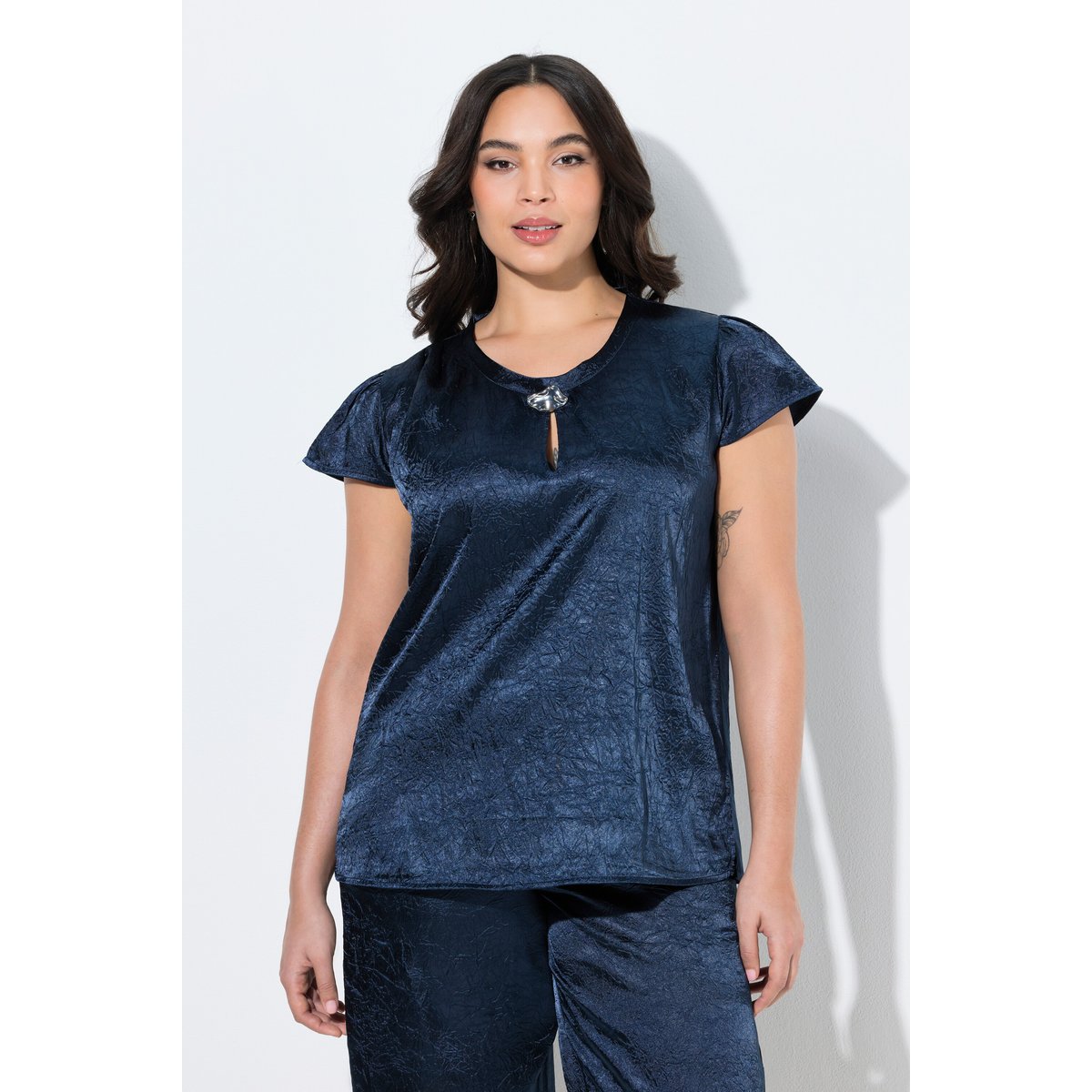 Blouse avec broche marine, ULLA POPKEN
