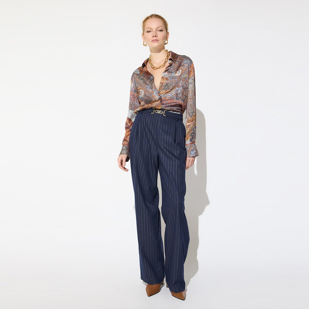 Pantalon palazzo à fines rayures et boucle ceinture bleu nuit, LOLA CASADEMUNT