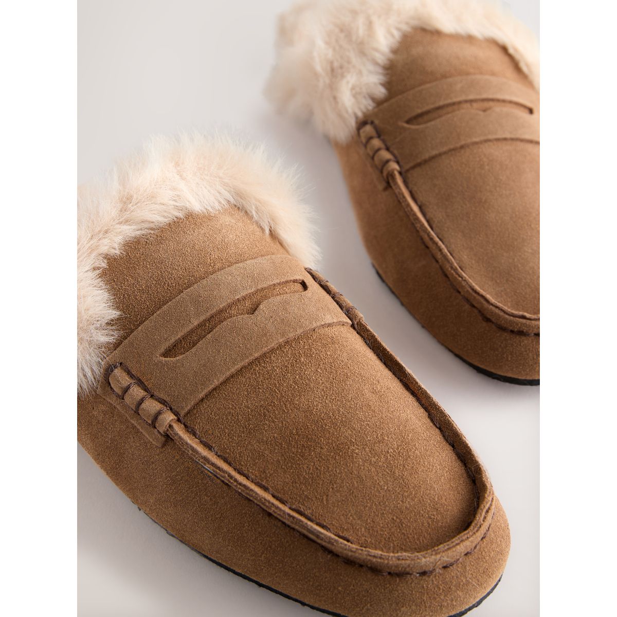 Chaussons style mocassins en daim marron moka, NEXT