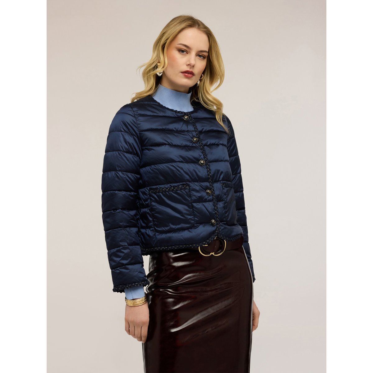 Veste matelassée légère avec passementerie bleu, MOTIVI