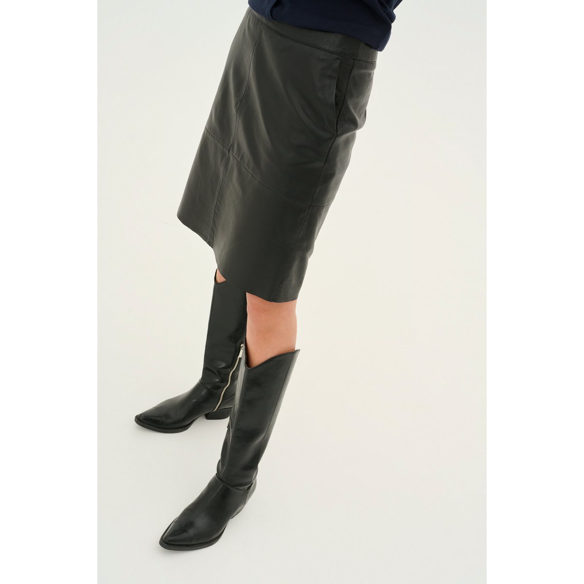 Jupe en cuir noir, CULTURE