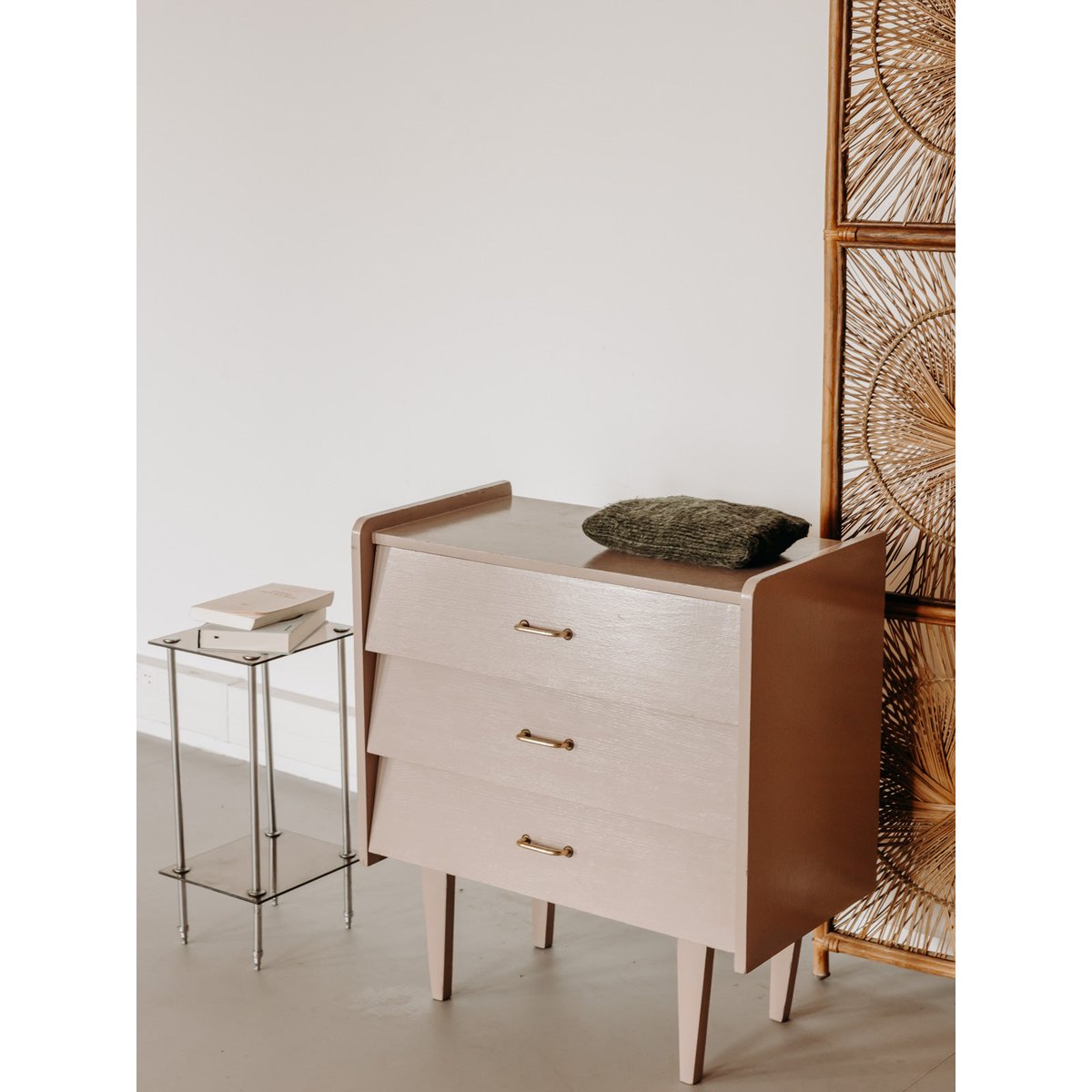 Commode au bois teint en mauve Olga N°1106 - Bon état violet, DEBONGOUT