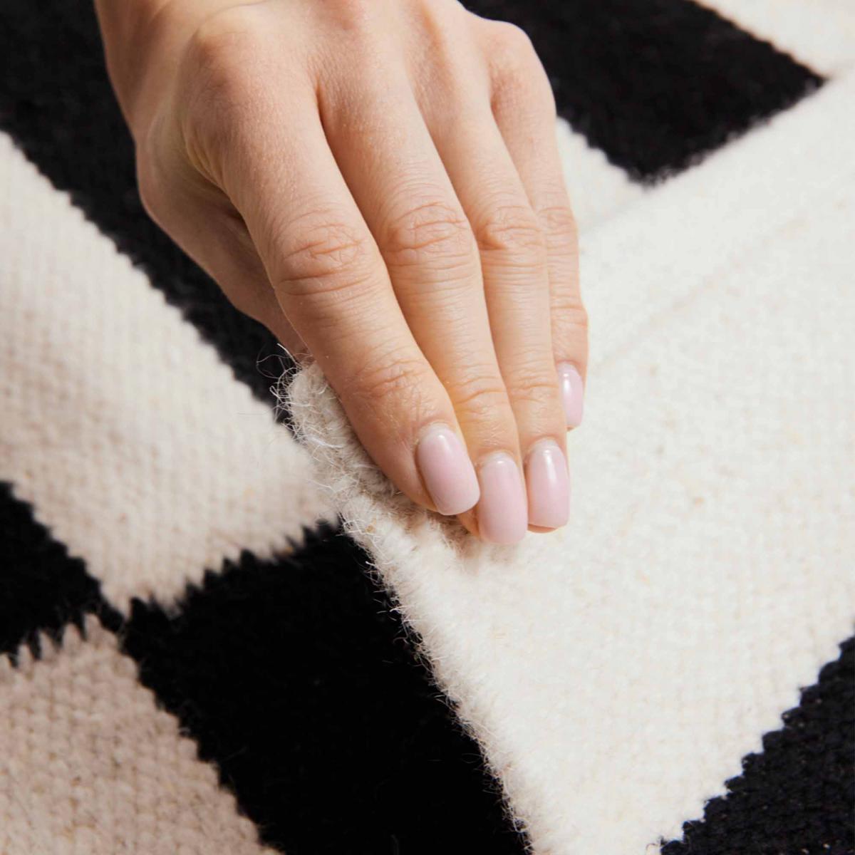 Tapis kilim, motif géométrique, tissé main, DONNA chic authentique noir, blanc, UN AMOUR DE TAPIS