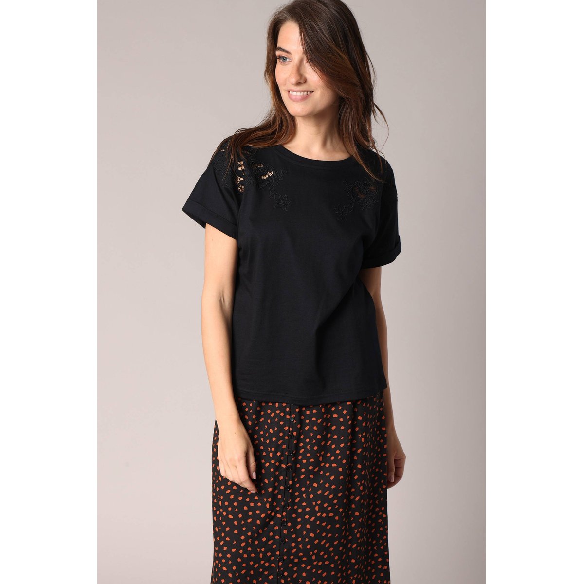 T-shirt avec broderie ajourée SUYANA black, DEELUXE