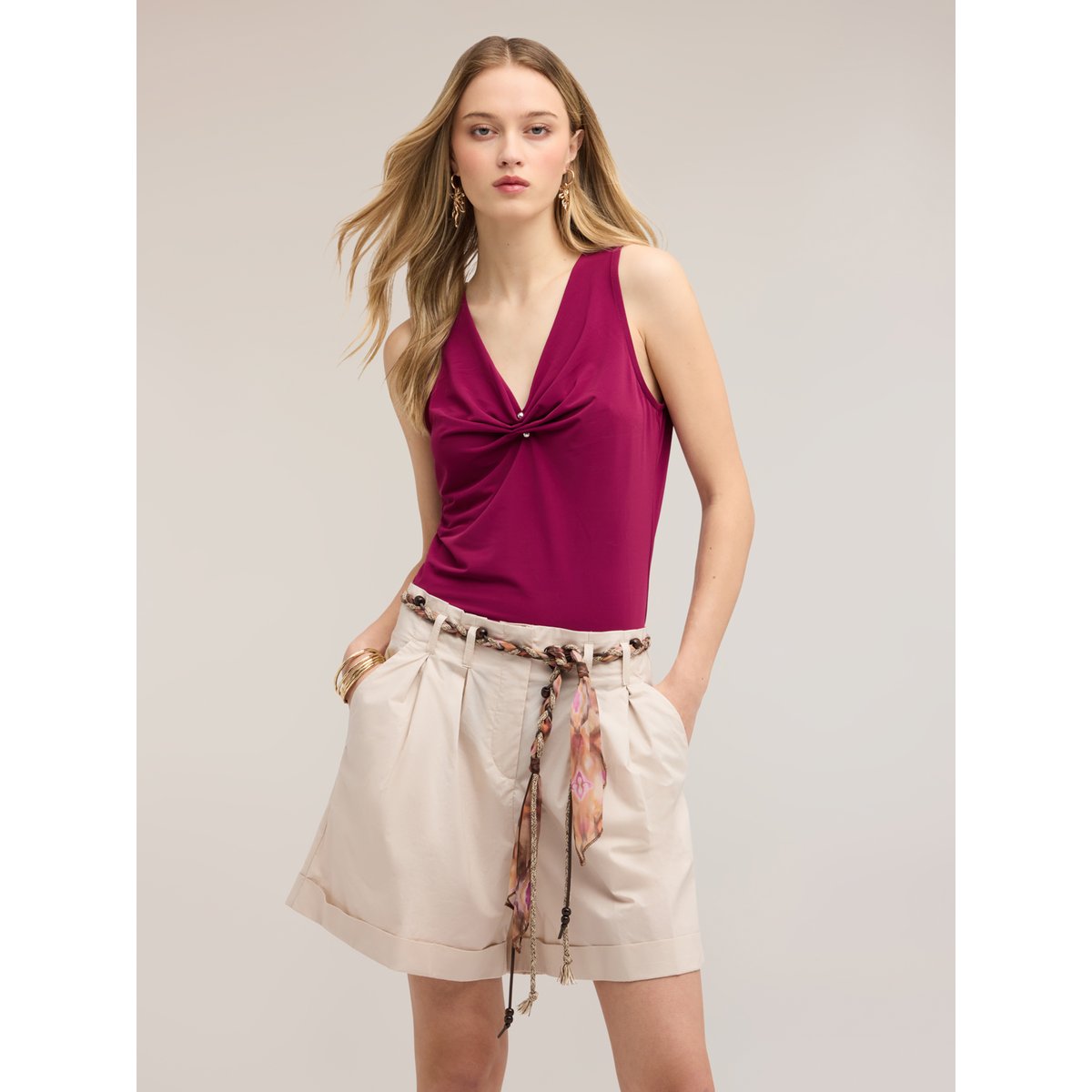 Top avec décolleté en V drapé et piercing fuchsia, MOTIVI