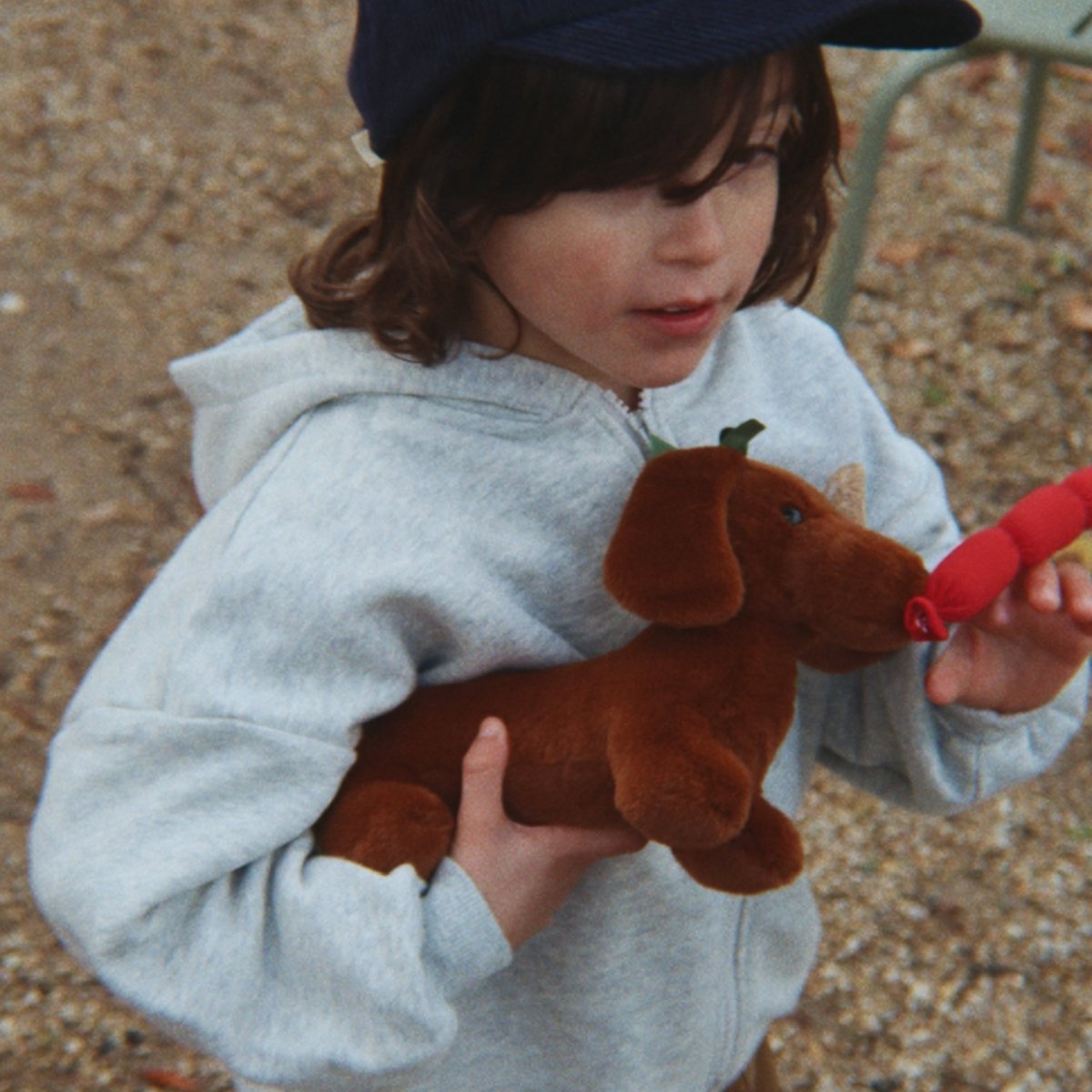 Peluche chien et son panier marron, rouge, écru, KONGES SLOJD