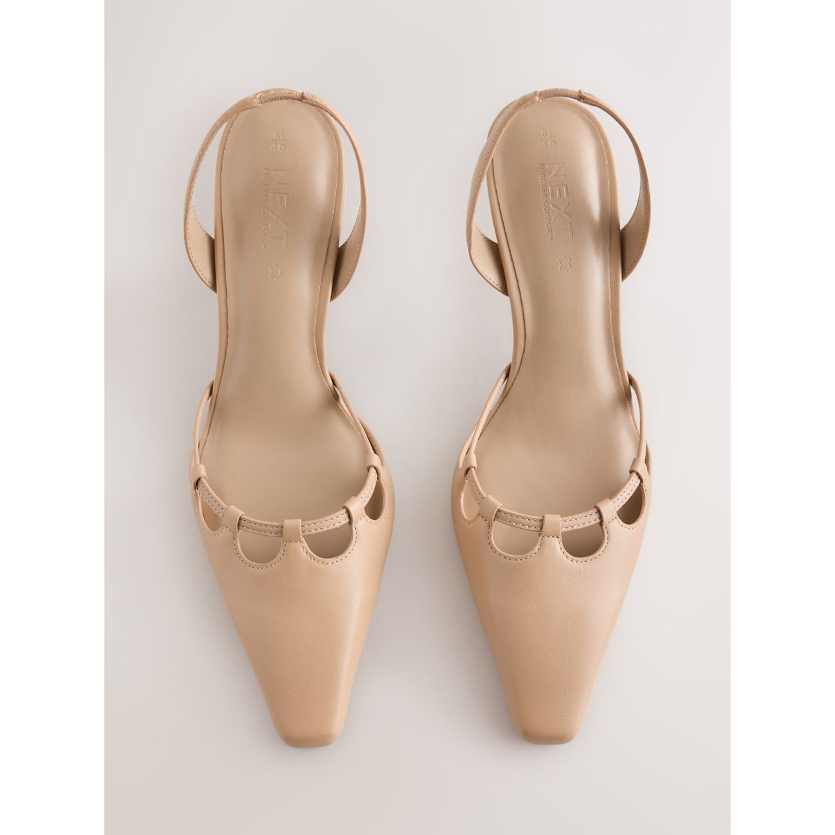 Chaussures à talons/bride arrière/découpes camel, NEXT