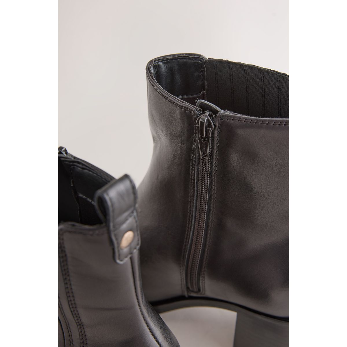 Bottines chelsea en cuir à bout carré noir, NEXT