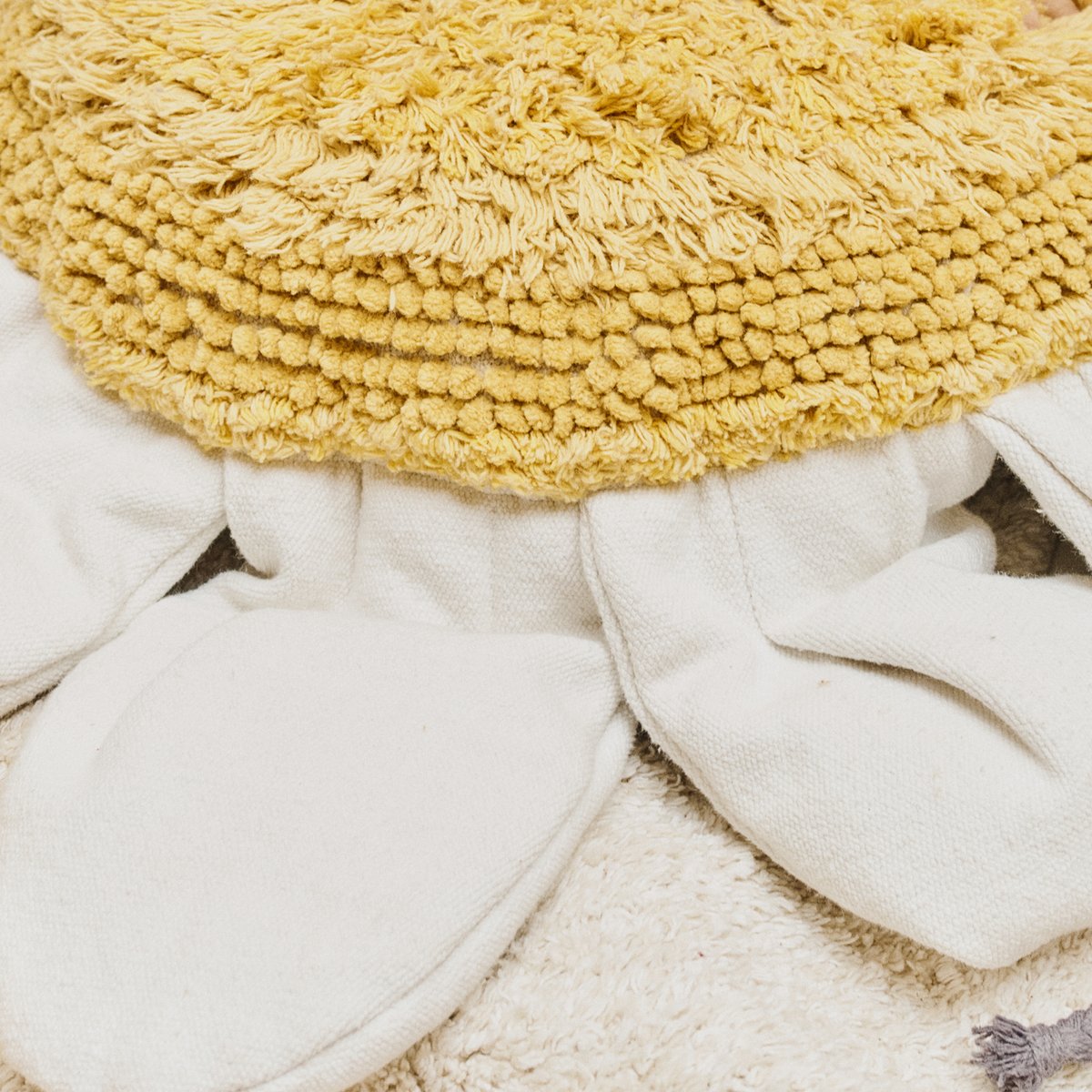 Coussin de sol Marguerite PETALS & PALS miel foncé, moutarde, naturel, ivoire, olive, LORENA CANALS