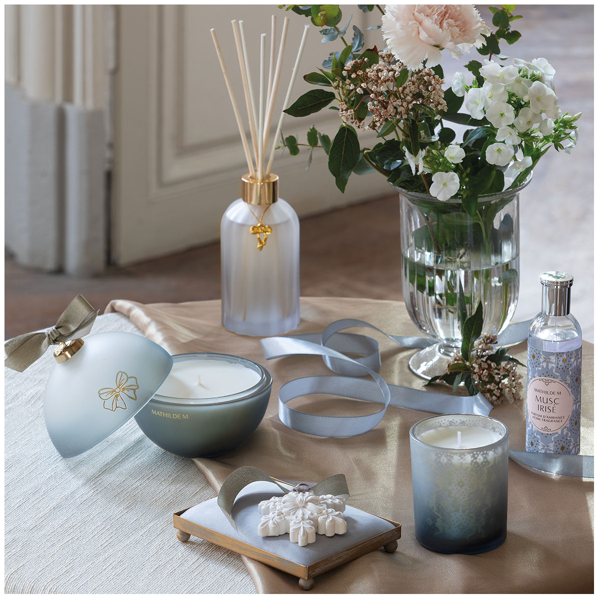 Bougie 160 g parfum Musc Irisé RUBANS DE FÊTE bleu, MATHILDE M