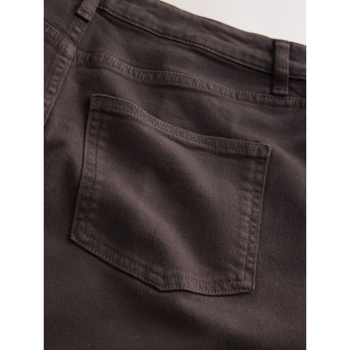 Jupe crayon mi-longue en jean marron chocolat, NEXT