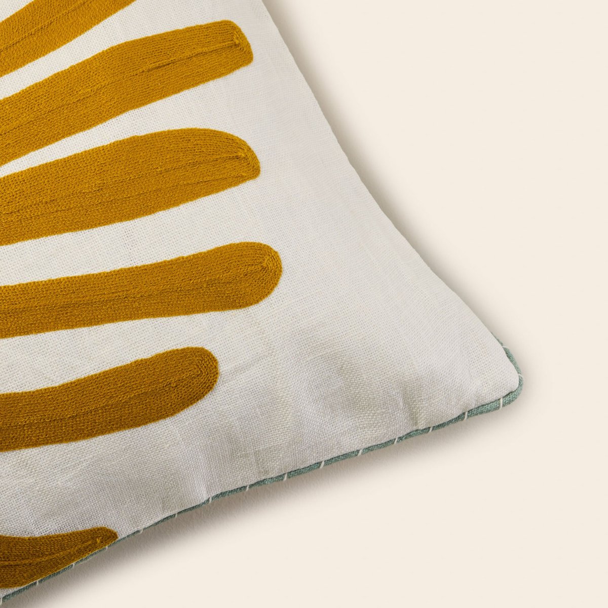 Housse De Coussin en Feuille de palmier brodée TROPI ecru et moutarde, MADURA