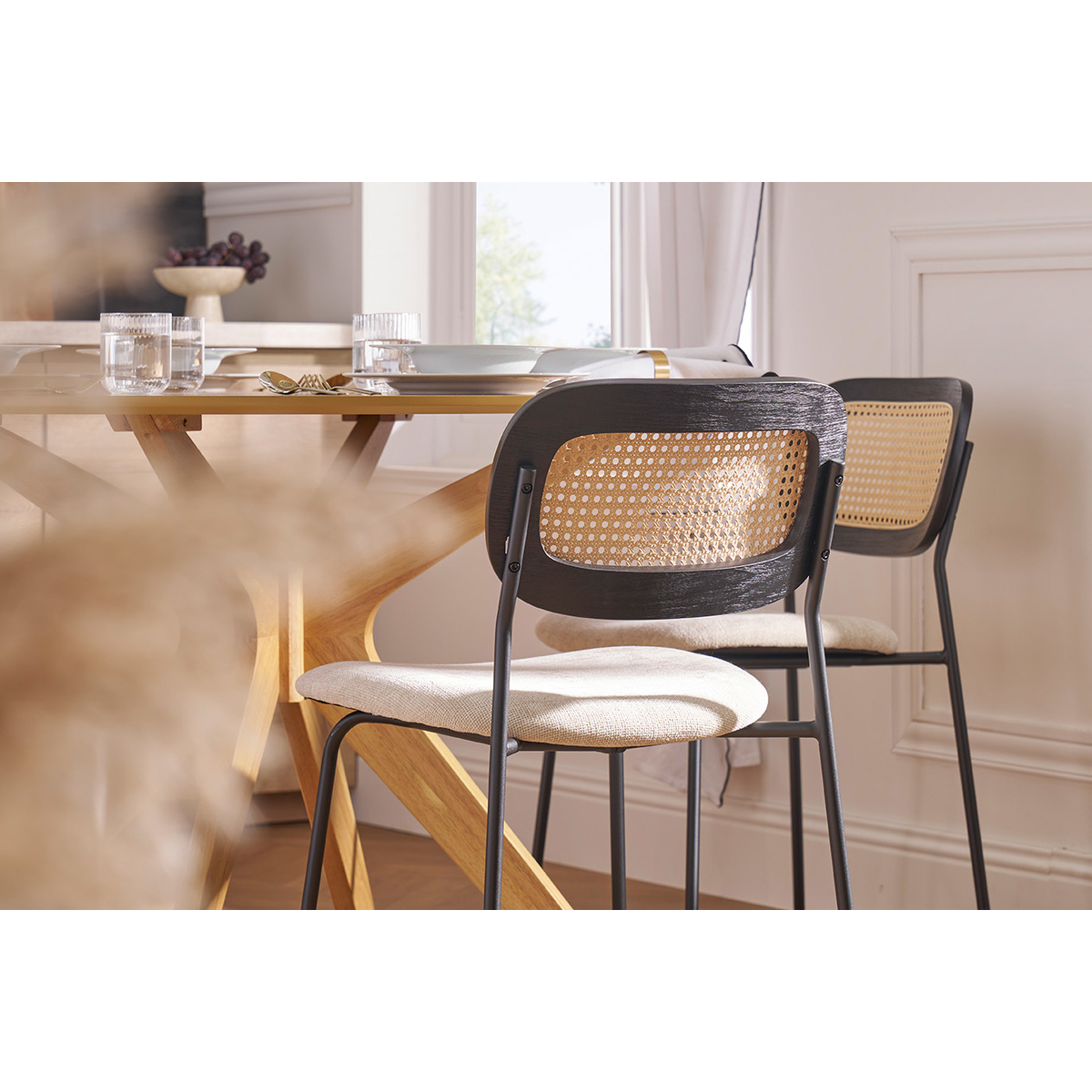 Chaises design en tissu effet velours texturé beige, métal noir et cannage rotin (lot de 2) MIRANDA beige, MILIBOO