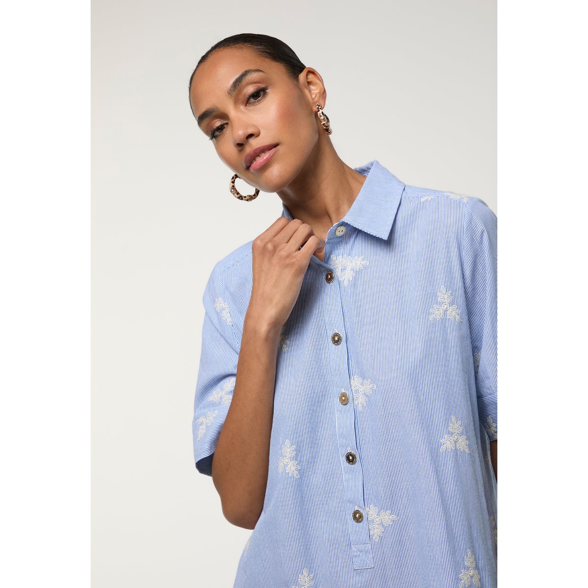 Robe chemise courte rayée à broderies florales ciel, LOLA CASADEMUNT