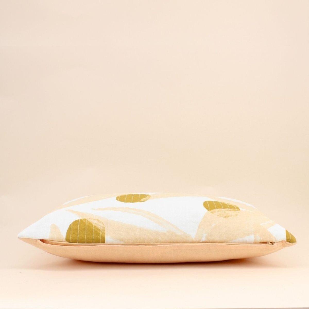 Coussin matelassé motifs feuillage 40x60cm jaune, ORNAMI