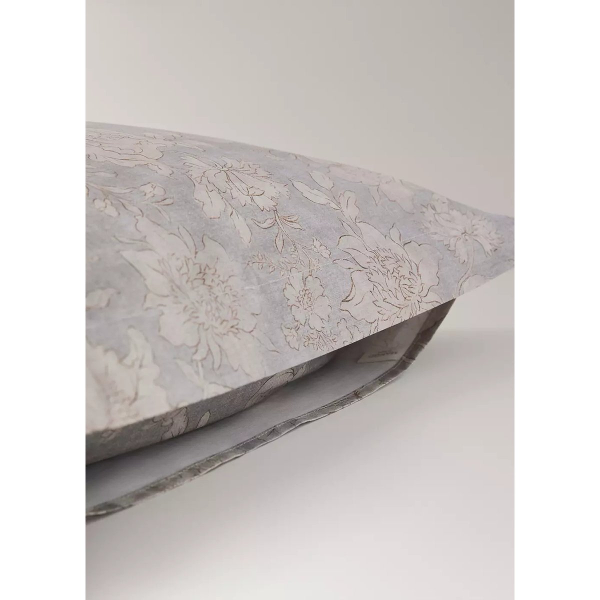 Deux taies d’oreiller percale de coton fleurs vintage 60x60 cm gris clair/pastel, MANGO HOME