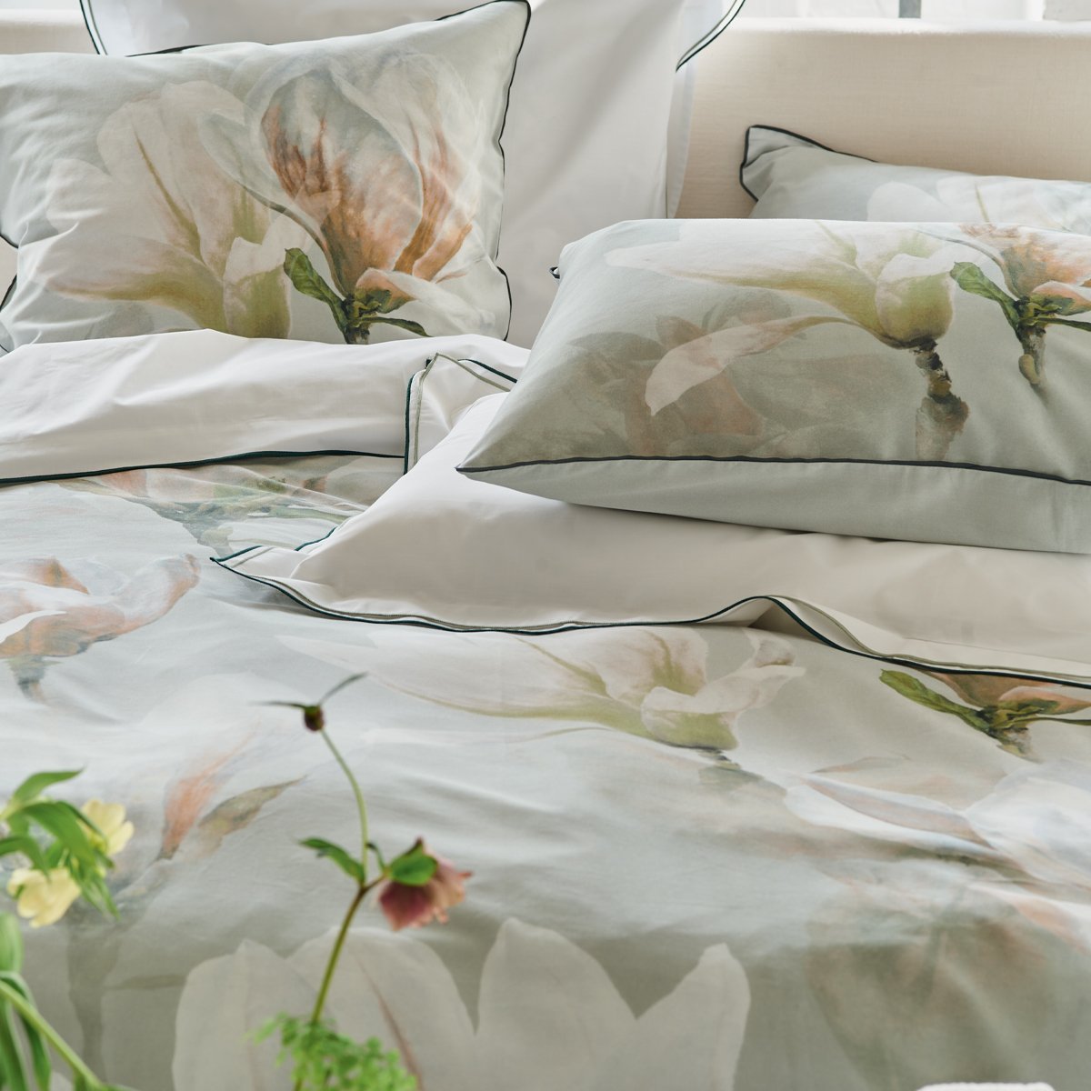 Housse de couette imprimée en satin de coton, YULAN MAGNOLIA gris, DESIGNERS GUILD