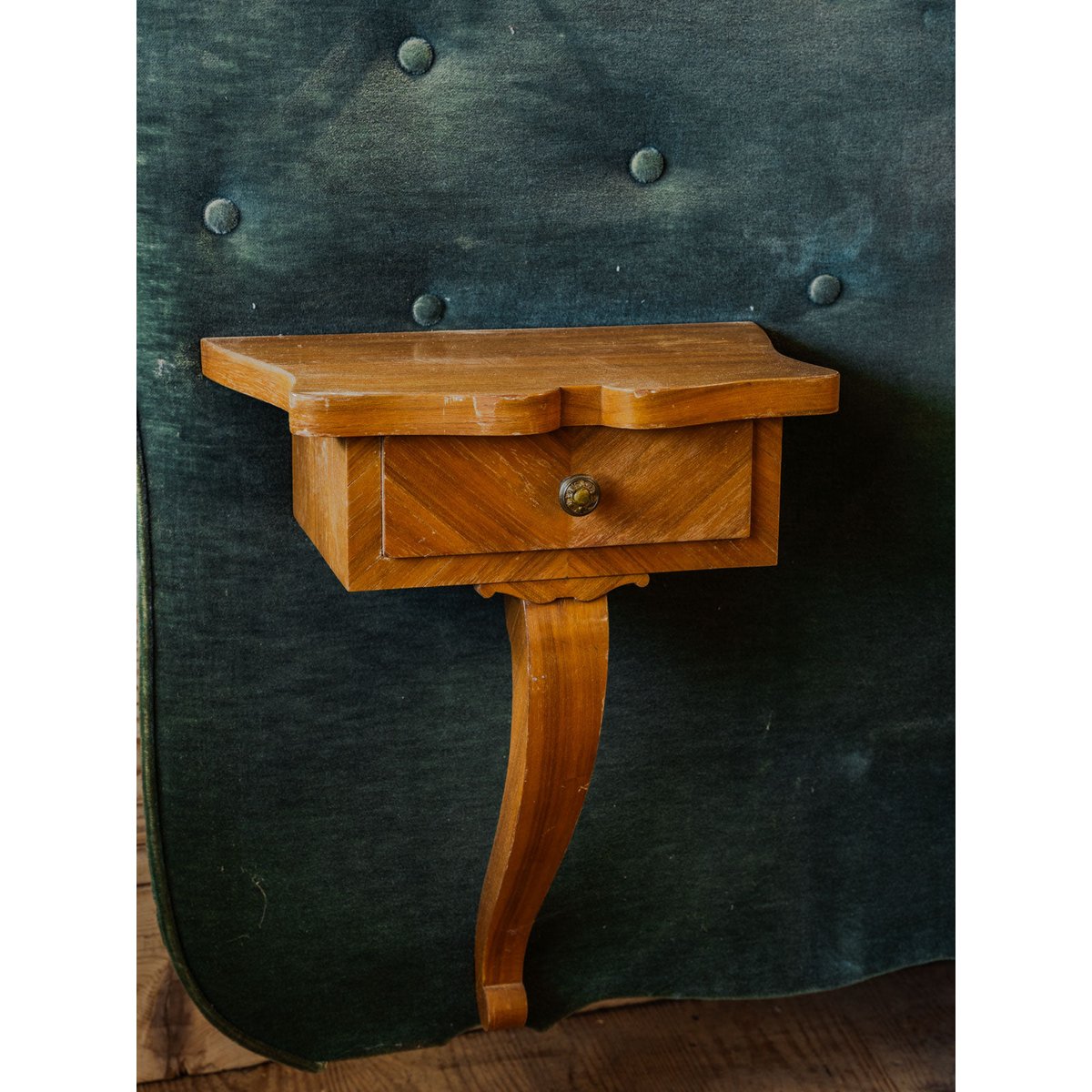 Tête de lit en bois et velours vert sapin Orphée N°30 - Bon état bois foncé, DEBONGOUT