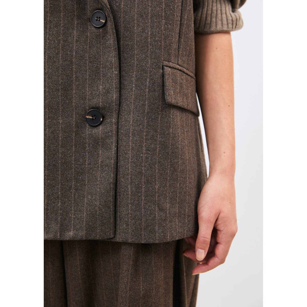 Veste tailleur en flanelle rayée sans manches taupe, HUMILITY