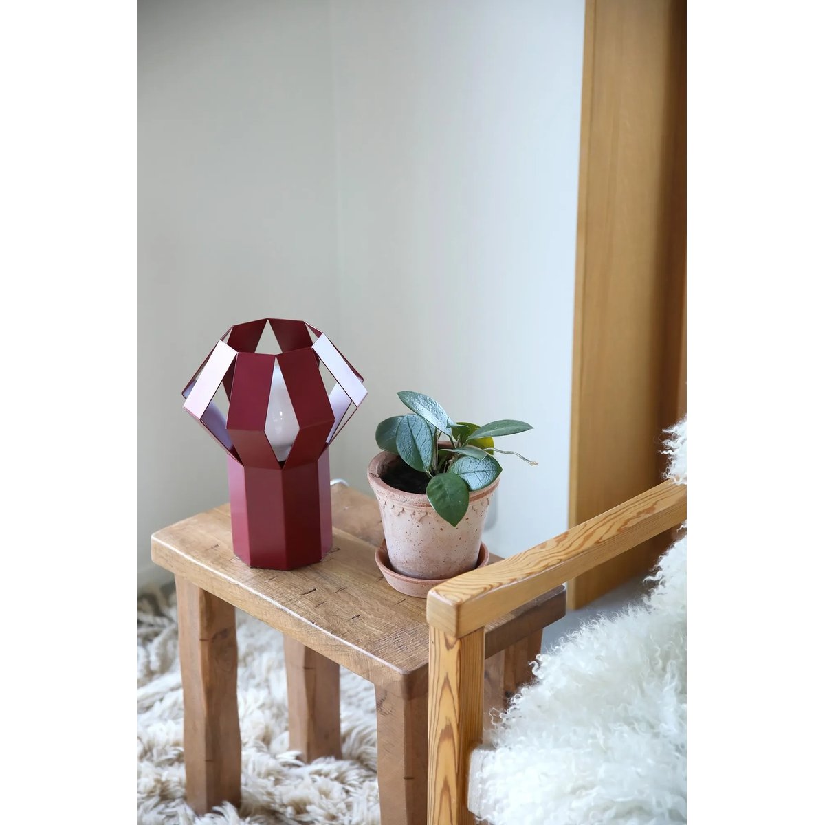 Lampe de table design en métal OCTA rouge, MARKSLOJD