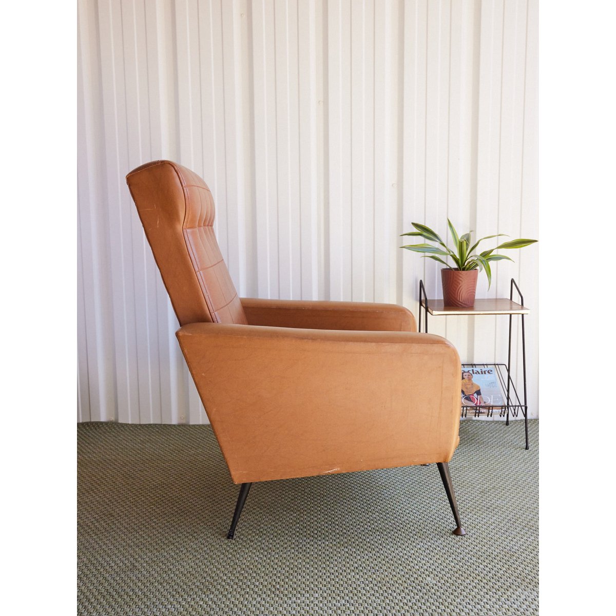 Fauteuil en skaï Jakob N°1321 - Bon état marron, DEBONGOUT