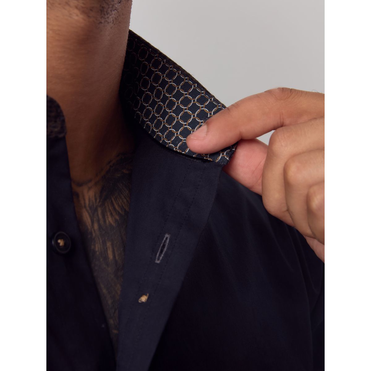 Chemise de soirée manches longues avec liseré collier noir et or, NEXT
