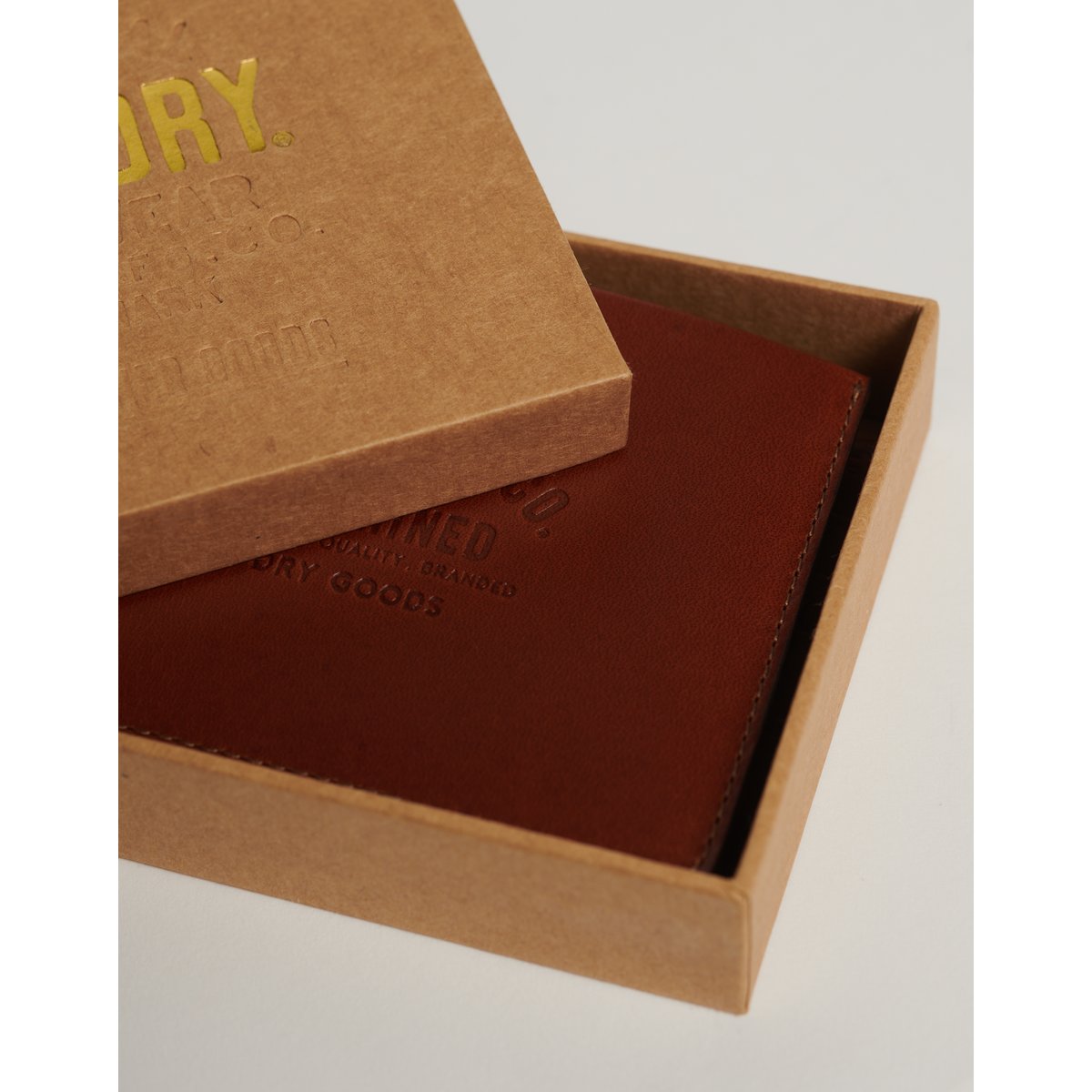 Portefeuille en cuir dans sa boîte marron cognac, SUPERDRY