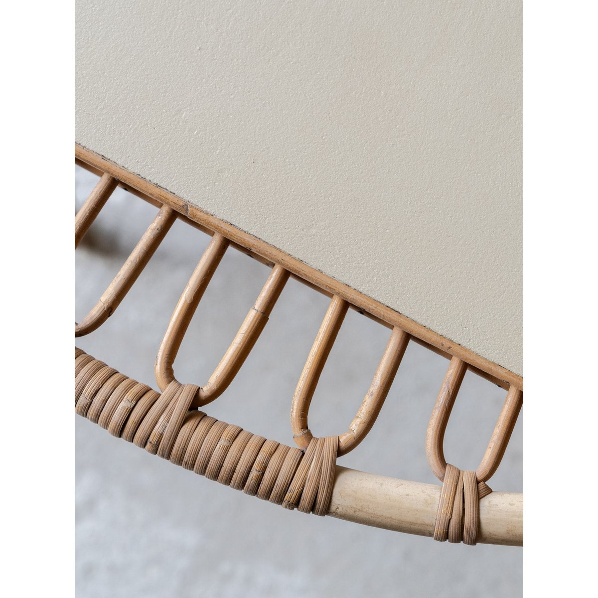 Petite table basse ronde en rotin beige Léonie N°1167 - Bon état bois clair, DEBONGOUT