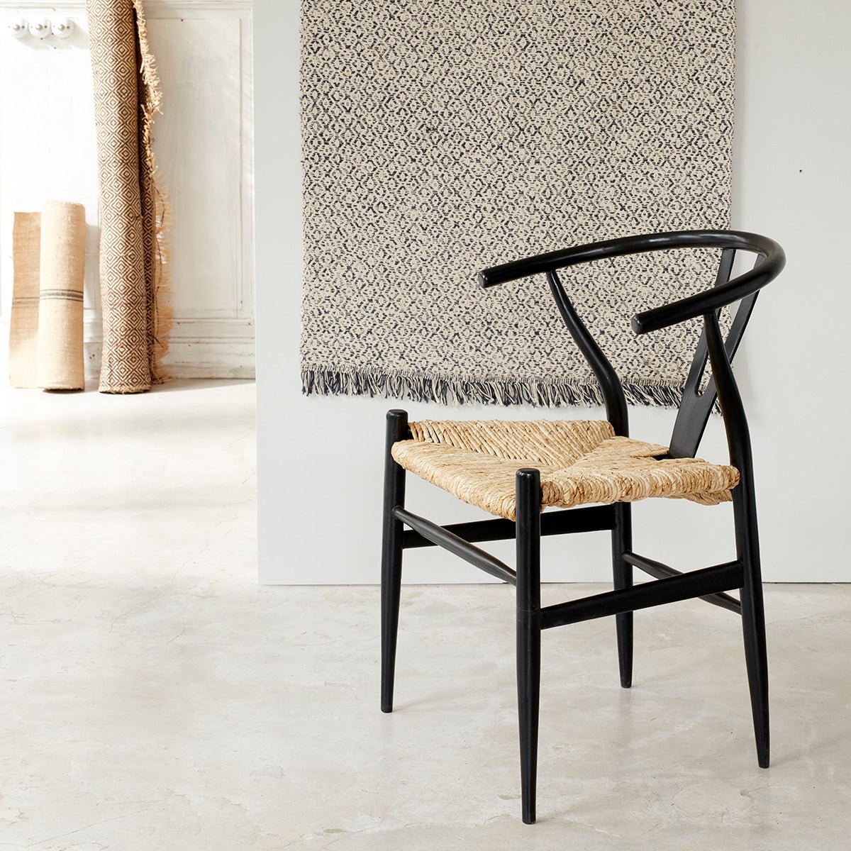 Lot de 2 chaises en bois massif et assise tissée CAMILLE noir, BERAH GETAH