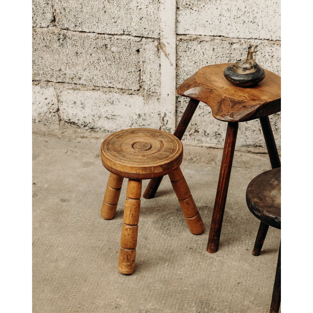 Tabouret en bois gravé Regis N°411 - Bon état bois, DEBONGOUT