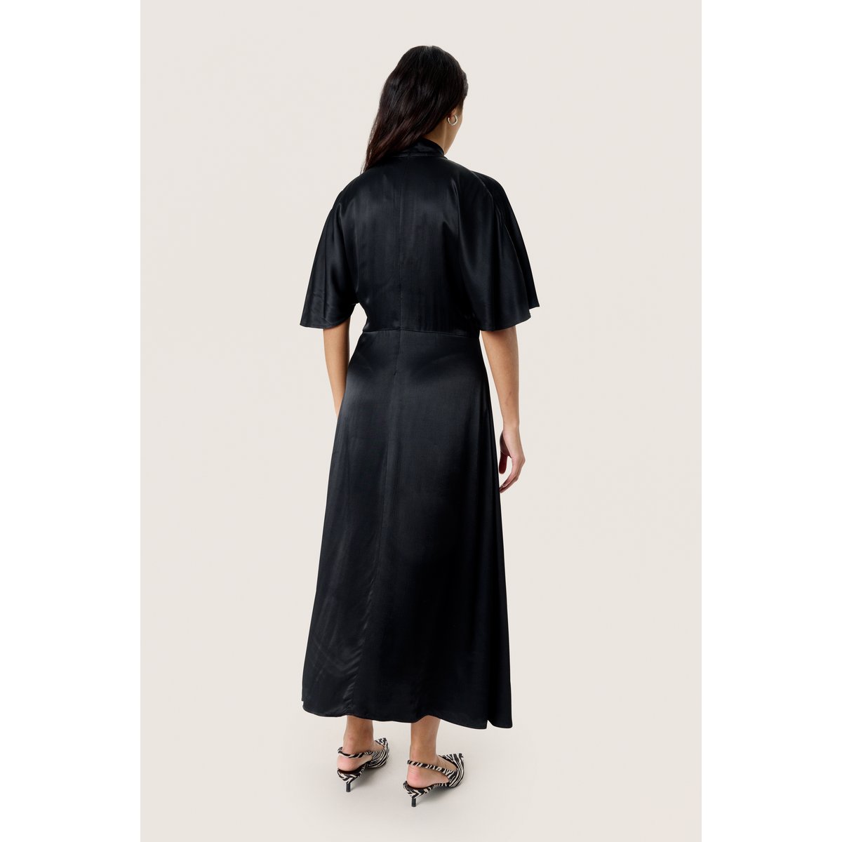 Robe noir, SOAKED IN LUXURY