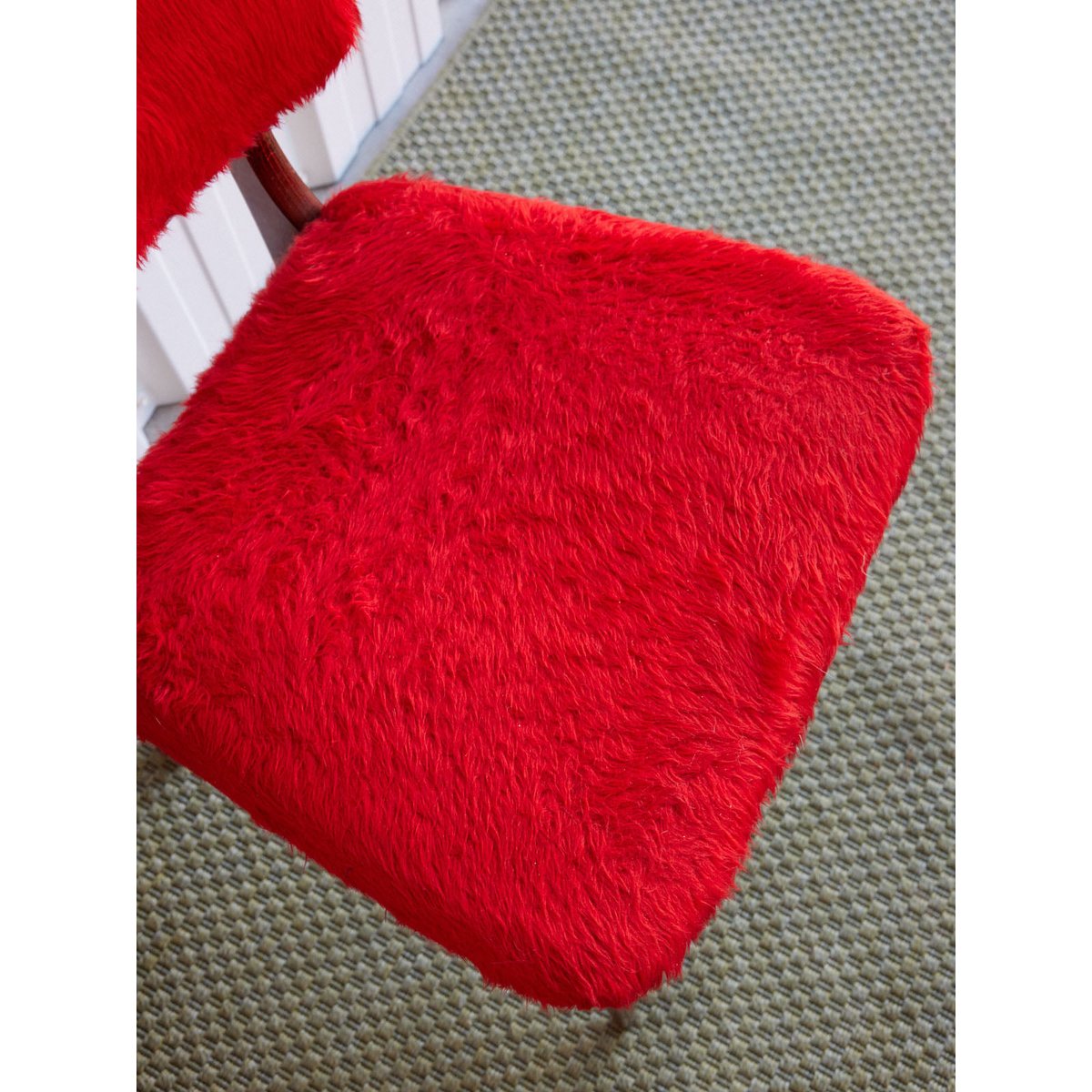 Paire de chaises en poils rouges Alma N°2004 - Bon état bois foncé, DEBONGOUT