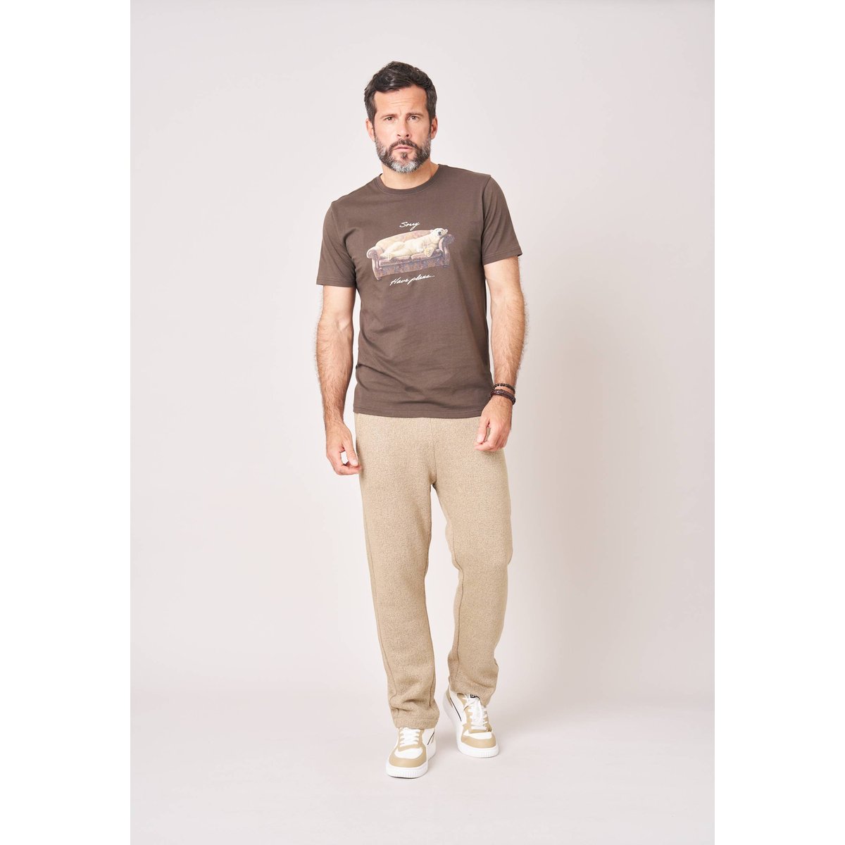 T-shirt regular homme en 100% coton imprimé ours sur canapé YOREK espresso, DEELUXE