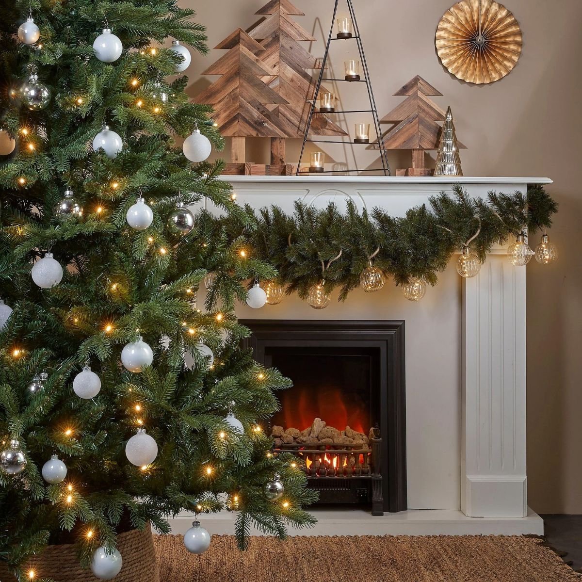 Sapin de Noël artificiel avec LED H215 cm BRAMPTON vert, BLACK BOX TREES