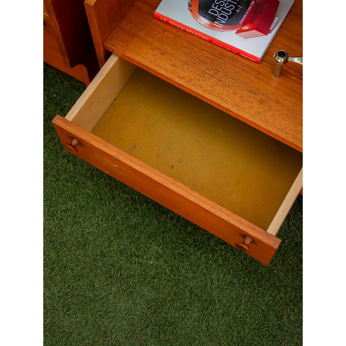 Paire de tables de chevets aux néons lumineux Maïa N°1501 - Bon état bois foncé, DEBONGOUT