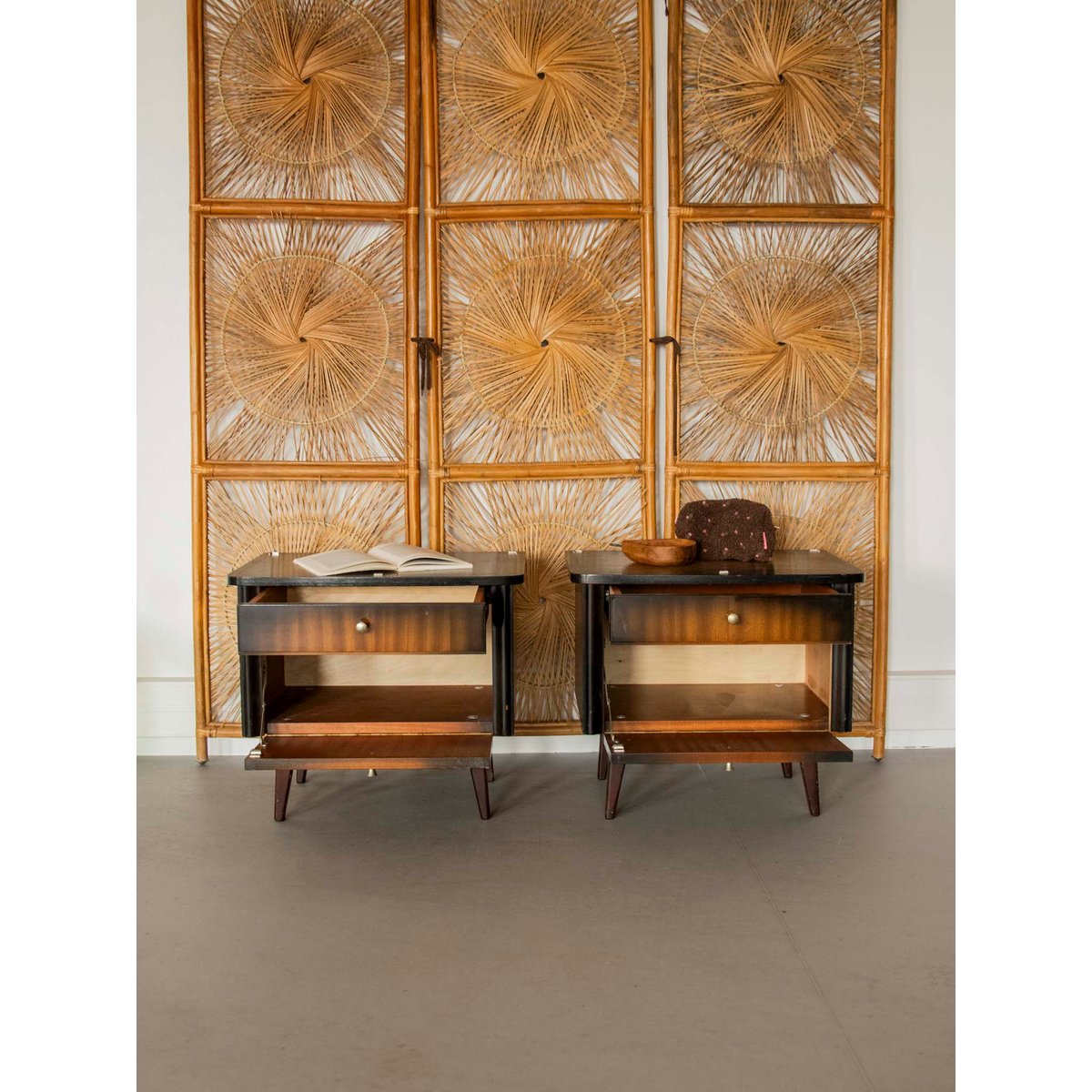 Paire de tables de chevet mid-century Maïa N°1581 - Bon état bois foncé, DEBONGOUT