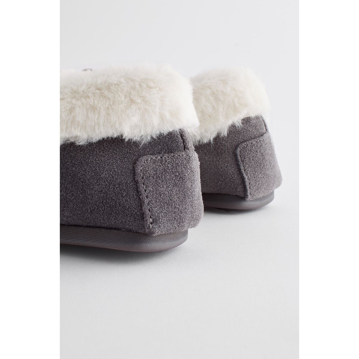 Chaussons style mocassins en daim gris, NEXT