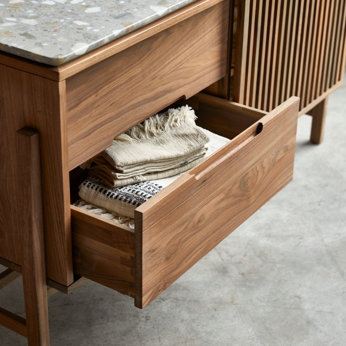 Buffet bas en Noyer massif, ISAURE marron, TIKAMOON